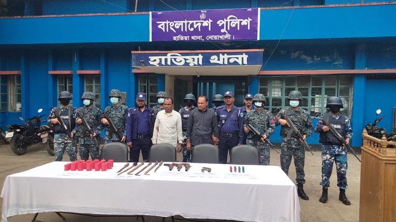 অপারেশন ডেভিল হান্ট: হাতিয়া ও সন্দ্বীপে অস্ত্র ও গোলাবারুদসহ আটক চার